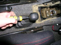 Clutch replacement guide - figure 04 - removing the transfer lever knob.png