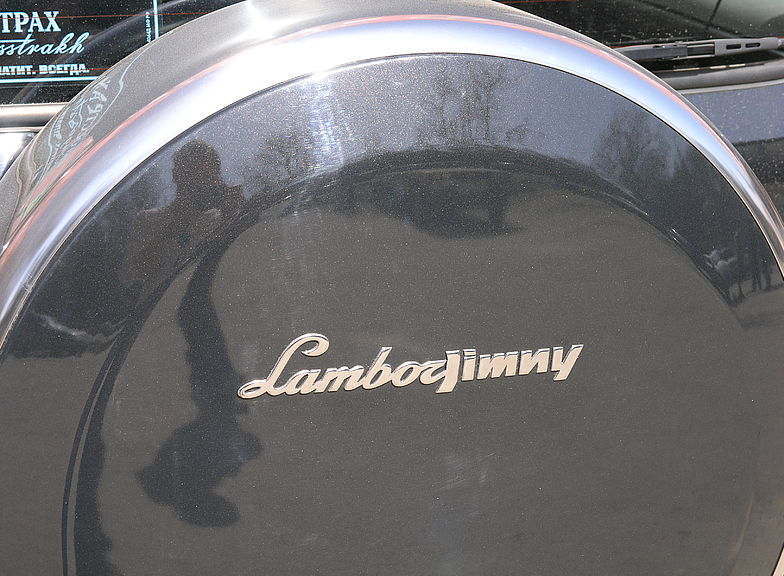 File:Suzuki Jimny - LamborJimny inscription, spare wheel cover - A02.jpg