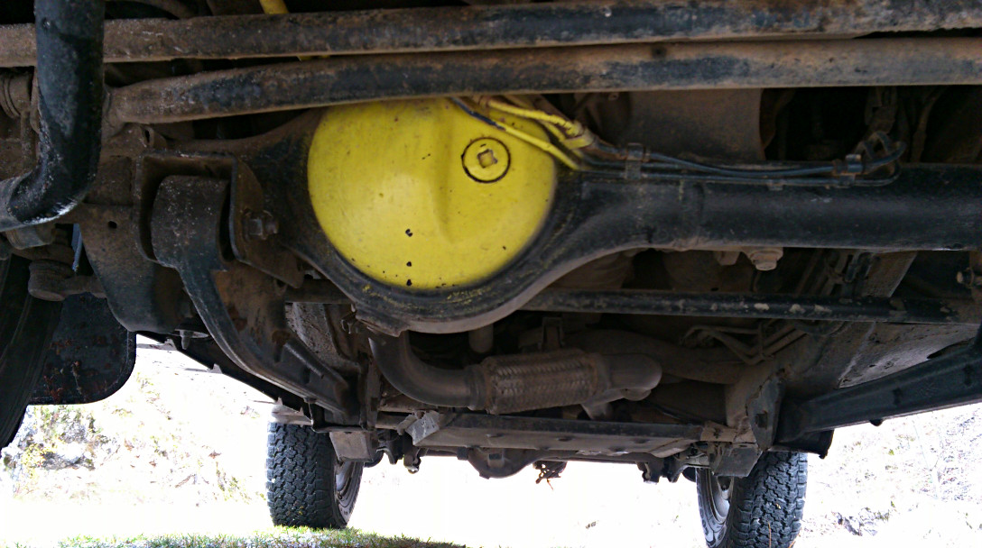 File:Suzuki Jimny - differential housing, front, painted - close-up