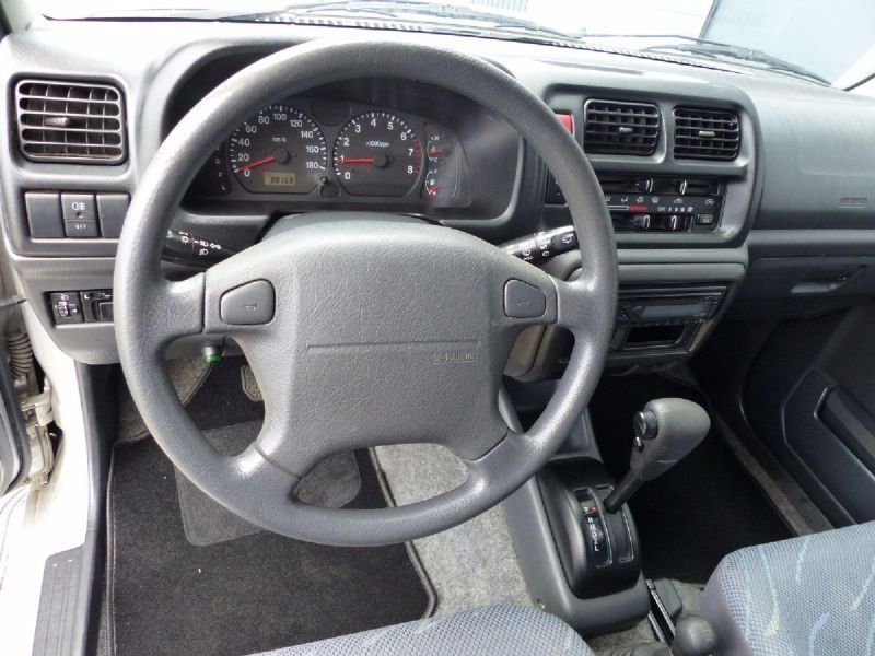 File Suzuki Jimny steering wheel 1st gen 1998 2005 A01.jpg