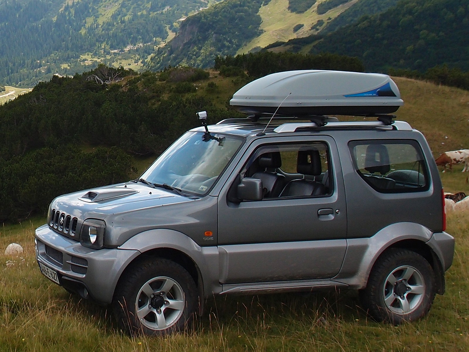 File Suzuki Jimny with roof box Thule Ocean 100 A03.jpg