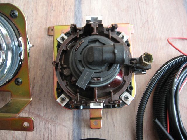 File:Suzuki Jimny - Front fog lamp set - 99000-990YZ-035 - B03.jpg