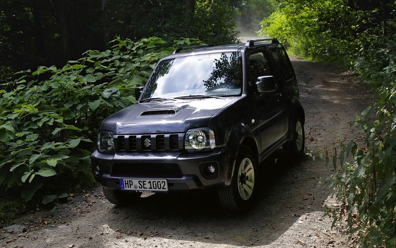 File:Late edition (2012-2018) Jimny 3 bonnet - C01.jpg