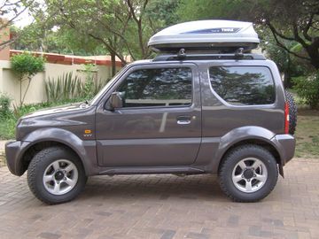 Suzuki Jimny - with roof box Thule Pacific 100 - A02.jpg