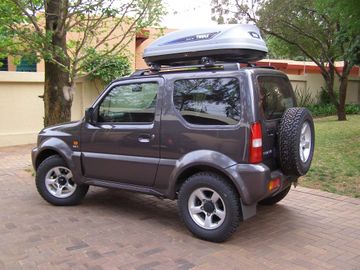 Suzuki Jimny - with roof box Thule Pacific 100 - A01.jpg