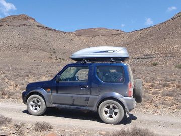 Suzuki Jimny - with roof box Thule Pacific 200 - A01.jpg