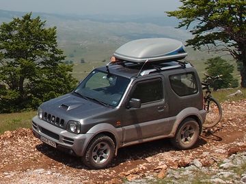 Suzuki Jimny - with roof box Thule Ocean 100 - A02.jpg