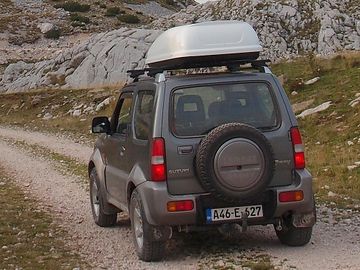 Suzuki Jimny - with roof box Thule Ocean 200 - A02.jpg