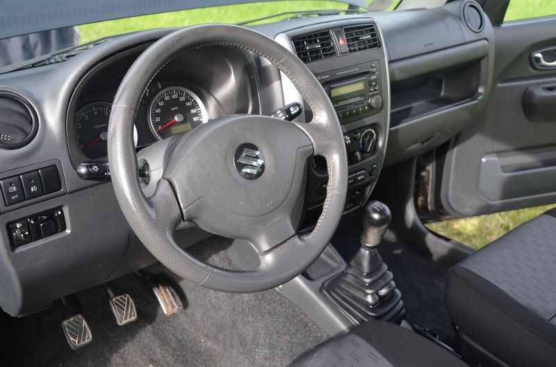 File:Suzuki Jimny - steering wheel, 2nd gen (2005-2013) - A01.jpg
