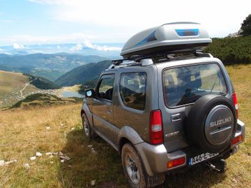 Suzuki Jimny - with roof box Thule Ocean 100 - A04.jpg