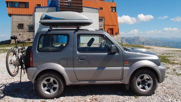 Suzuki Jimny - with roof box Thule Ocean 100 - A01.jpg