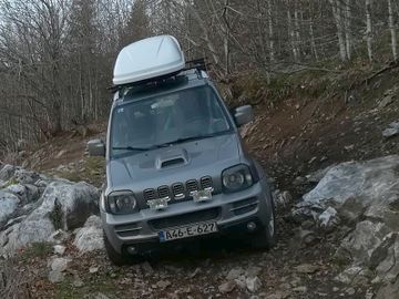 Suzuki Jimny - with roof box Thule Ocean 200 - A04.jpg