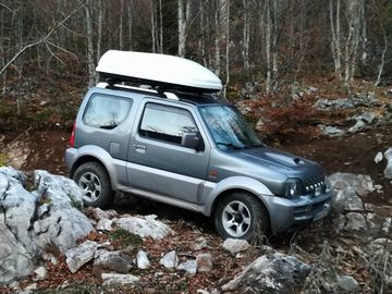 Suzuki Jimny - with roof box Thule Ocean 200 - A03.jpg