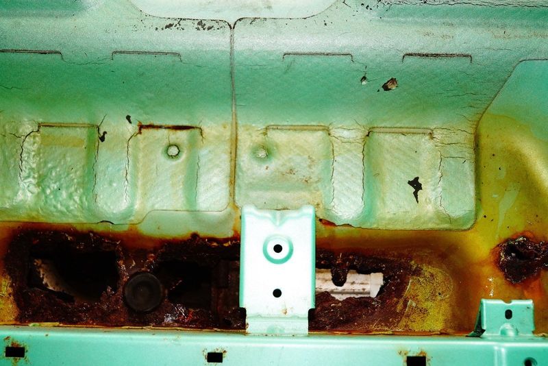 File:Suzuki Jimny 3 - rusted boot floor - A01.jpg