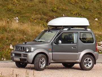 Suzuki Jimny - with roof box Thule Ocean 200 - A01.jpg